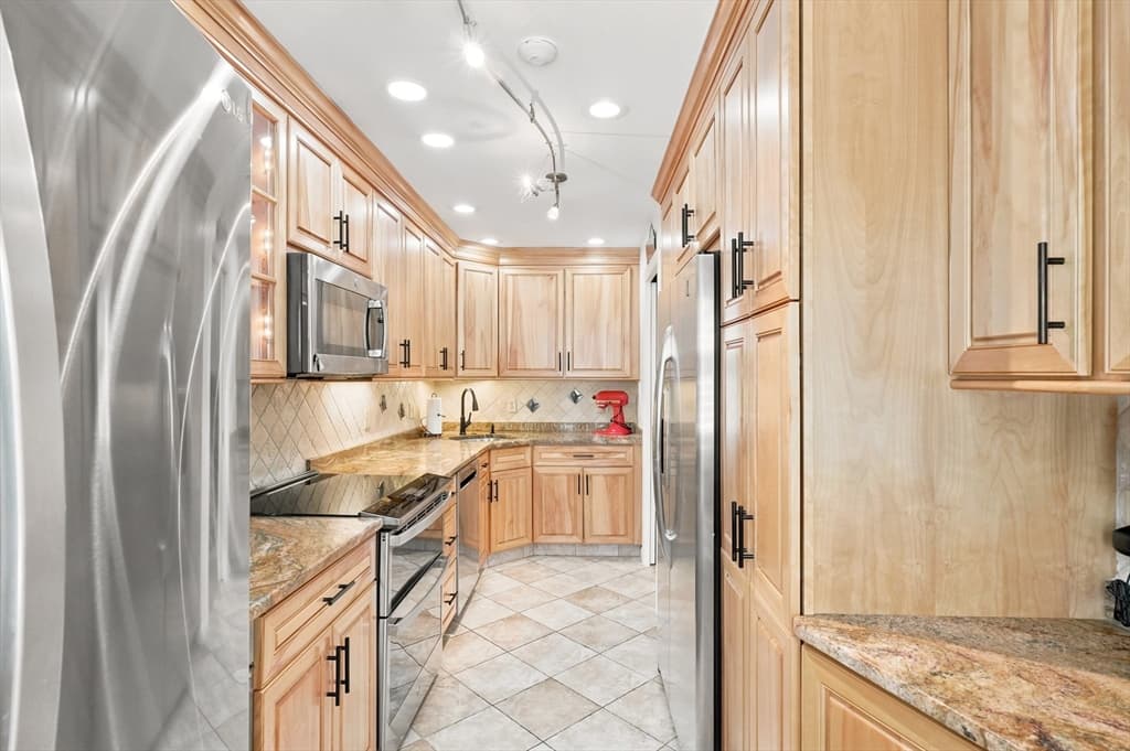 1002 Pine Brook Dr # 20, Peabody MA 01960 photo 11