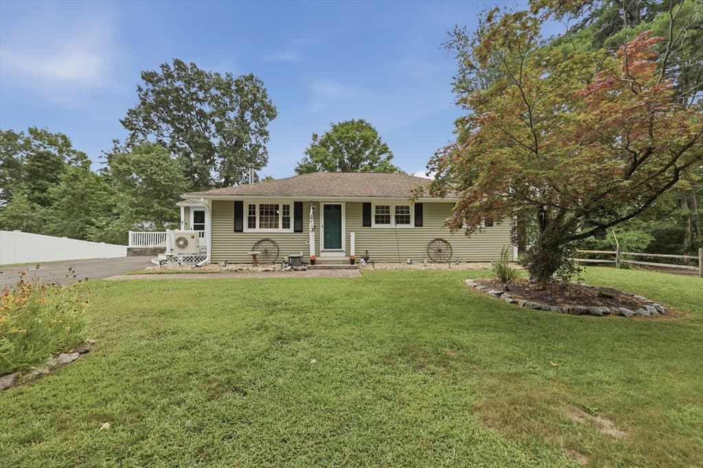 4 Olive Dr, Leominster MA 01453 photo 2