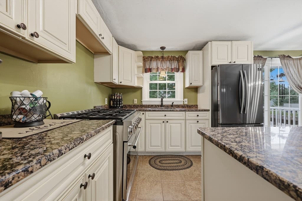 4 Olive Dr, Leominster MA 01453 photo 6