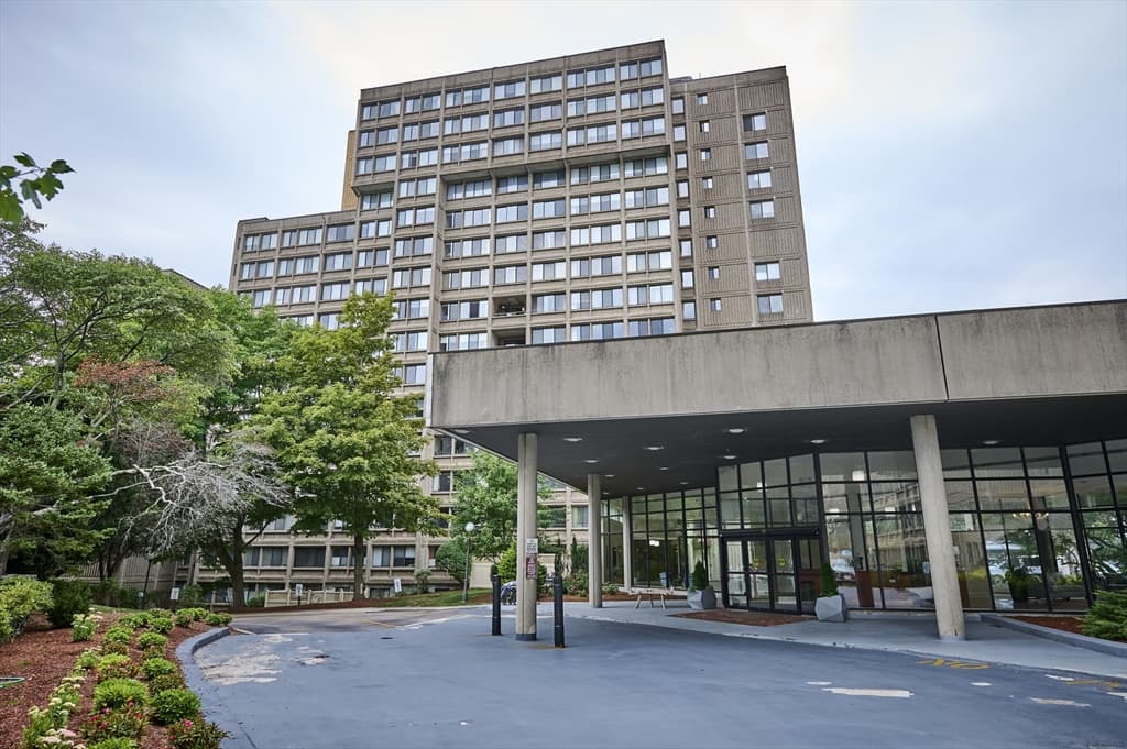 250 Hammond Pond Parkway # 609S, Newton MA 02467