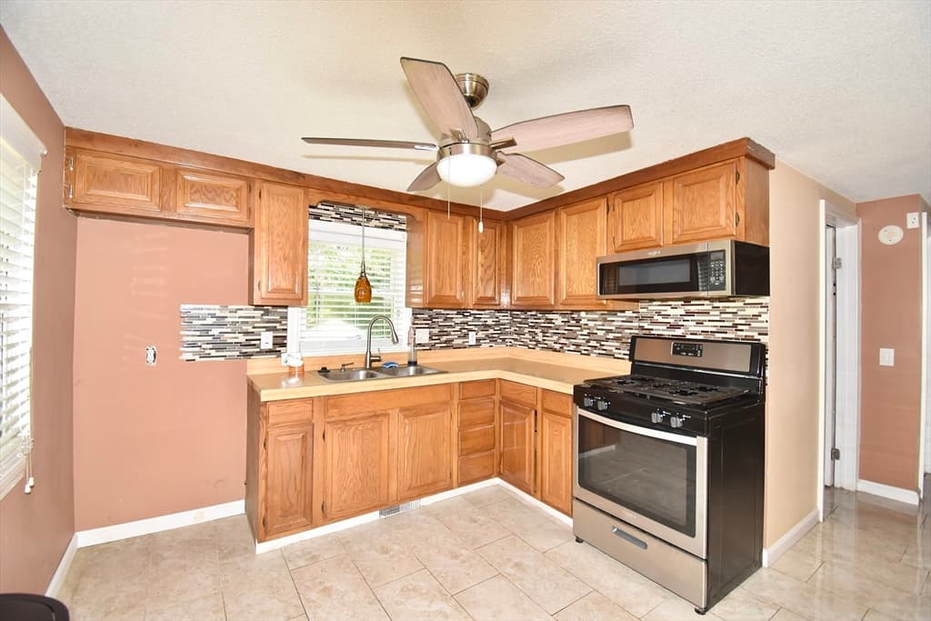 143 Stuart St, Springfield MA 01119 photo 5