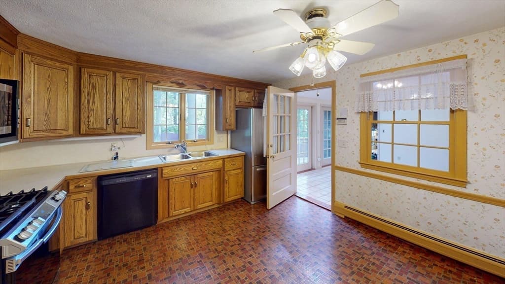 Single Family Residence at 22 Ranlett Ln, Billerica MA 01821, Billerica, photo 7 of 41
