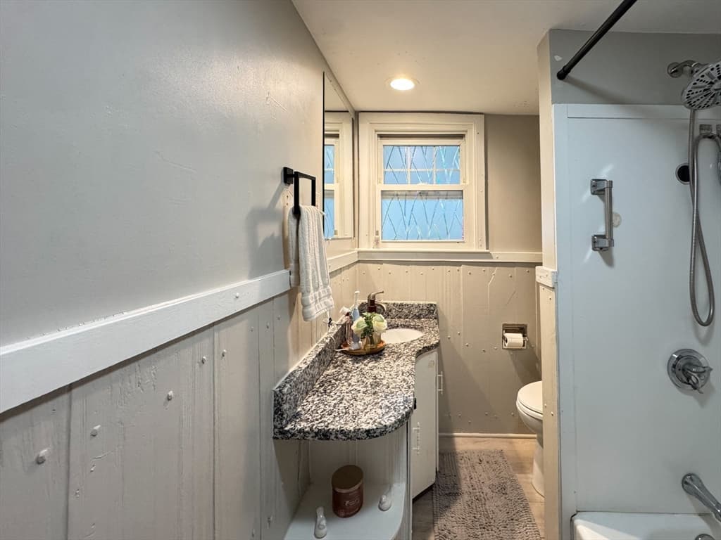 233 West St, Leominster MA 01453 photo 6