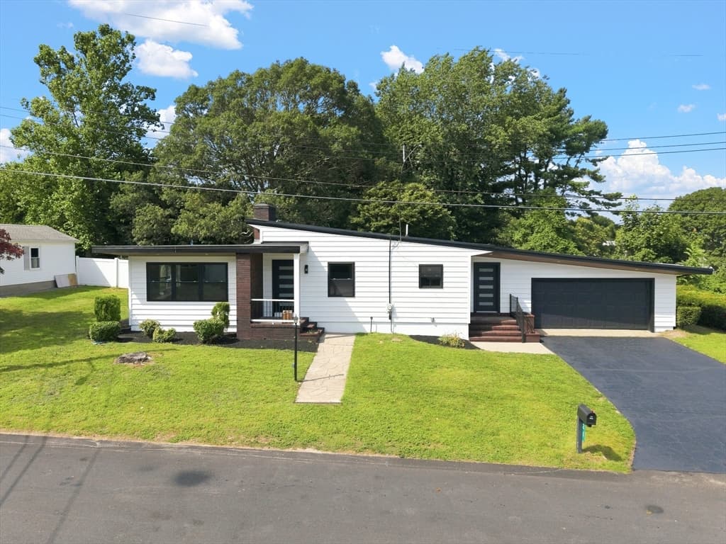 21 Hilltop Rd, Dartmouth MA 02747