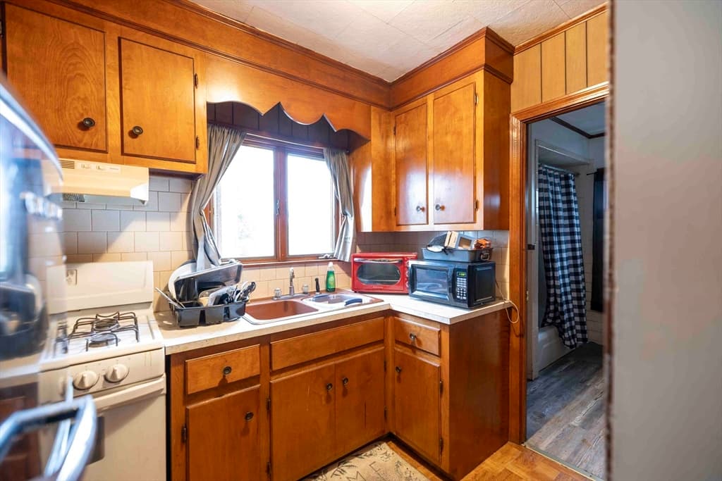 610 Bradford Ave, Fall River MA 02721 photo 9