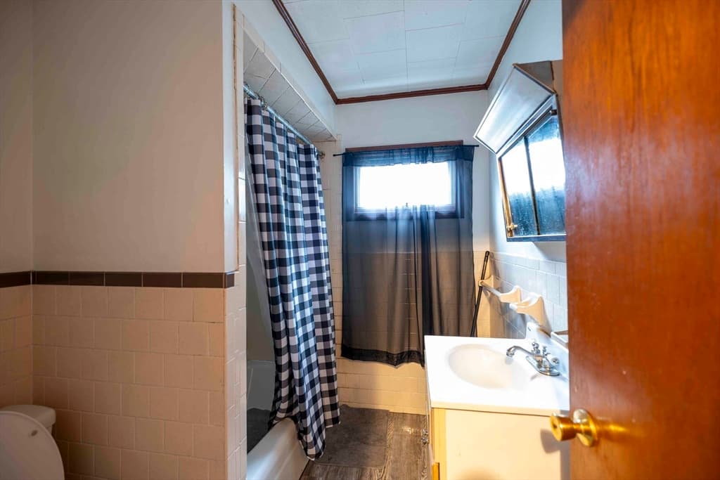 610 Bradford Ave, Fall River MA 02721 photo 10
