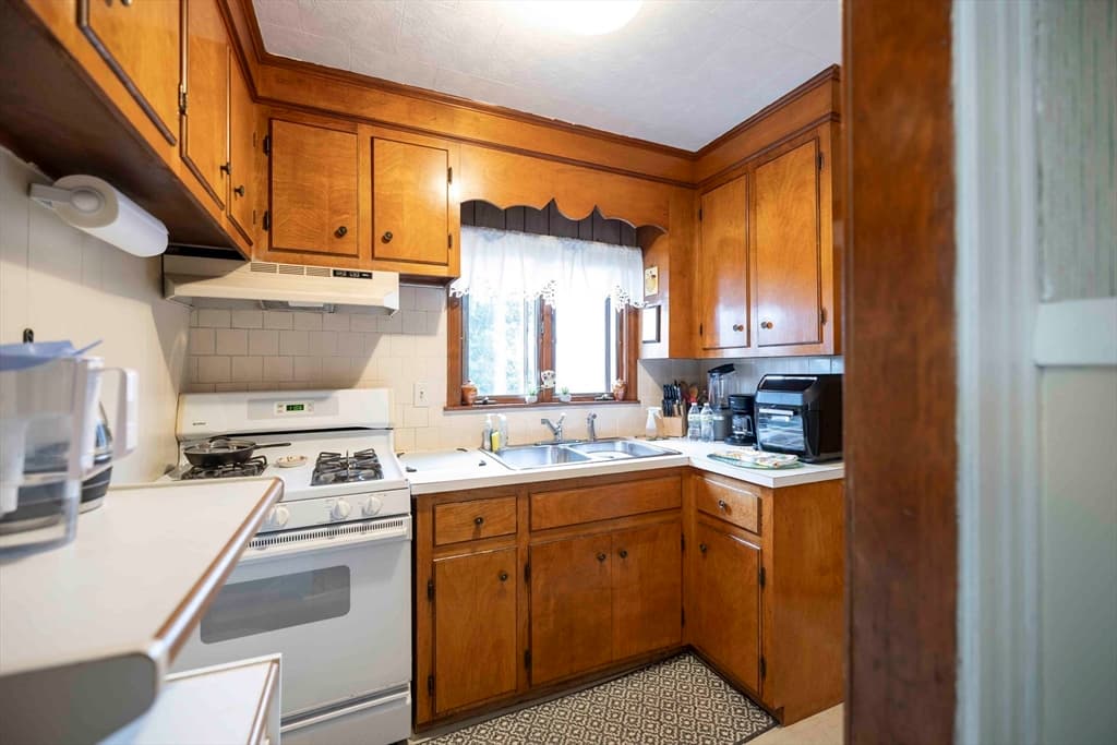 610 Bradford Ave, Fall River MA 02721 photo 14