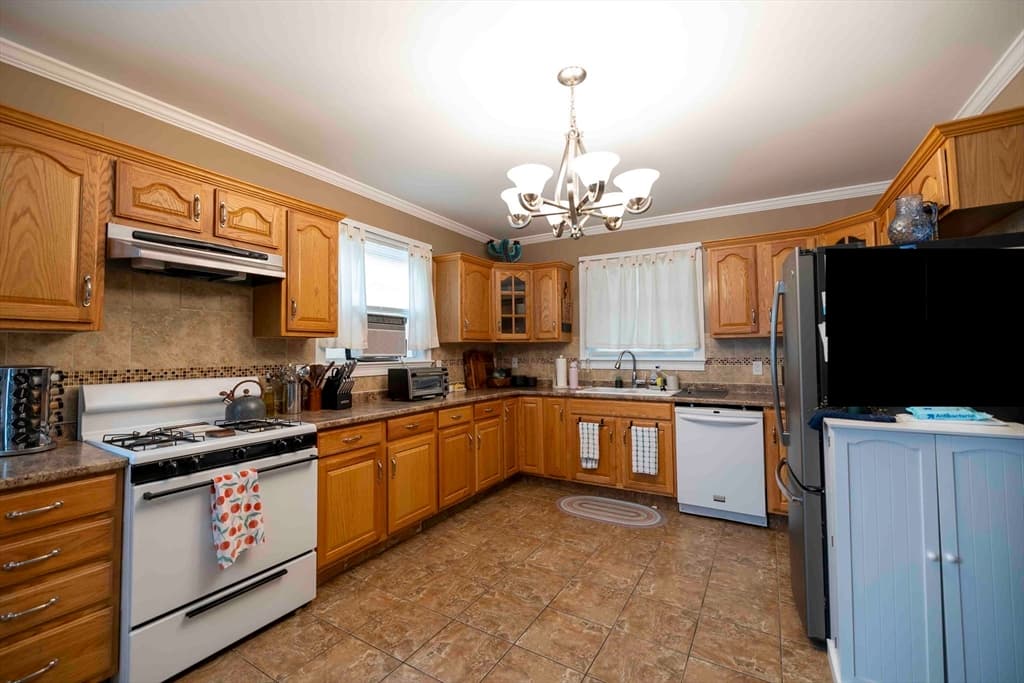 54 Arizona St, Fall River MA 02721 photo 8