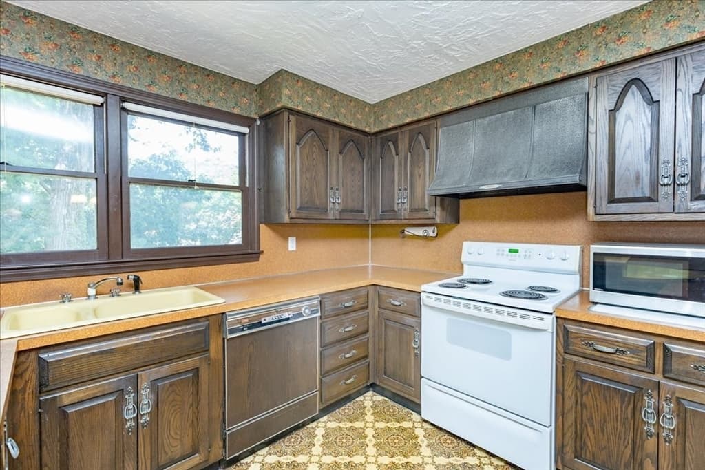 43 Ledgewood Dr, Danvers MA 01923 photo 12