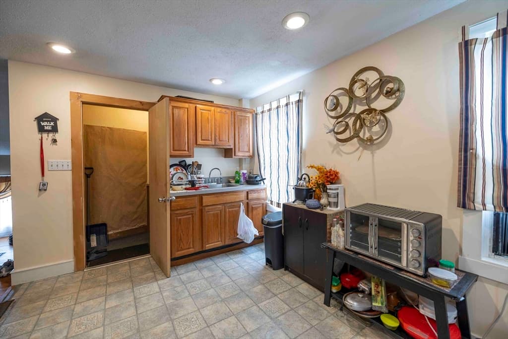 593 Plymouth Ave, Fall River MA 02721 photo 6