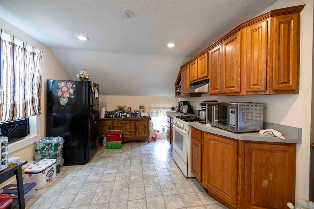 593 Plymouth Ave, Fall River MA 02721 photo 5