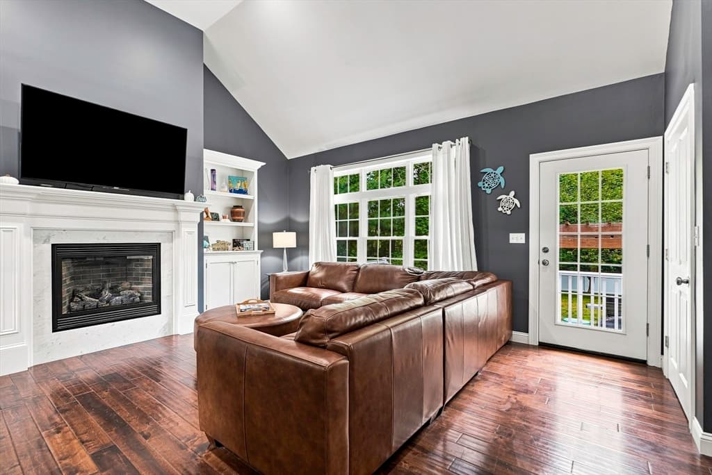Single Family Residence at 8 Mellen St, Hopedale MA 01747, Hopedale, photo 6 of 41
