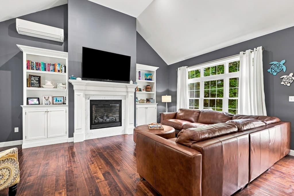 Single Family Residence at 8 Mellen St, Hopedale MA 01747, Hopedale, photo 4 of 41