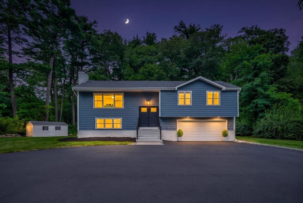 8 Willowdale Dr, Lynnfield MA 01940