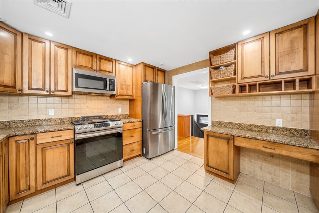 Single Family Residence at 8 Willowdale Dr, Lynnfield MA 01940, Lynnfield, photo 14 of 42