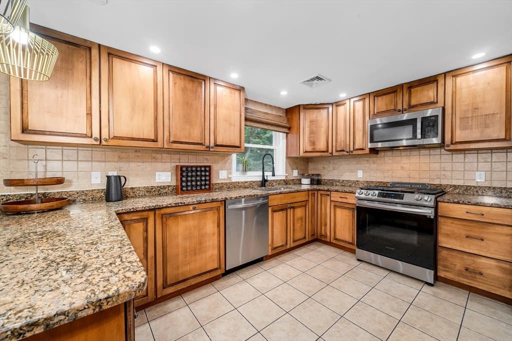 Single Family Residence at 8 Willowdale Dr, Lynnfield MA 01940, Lynnfield, photo 15 of 42