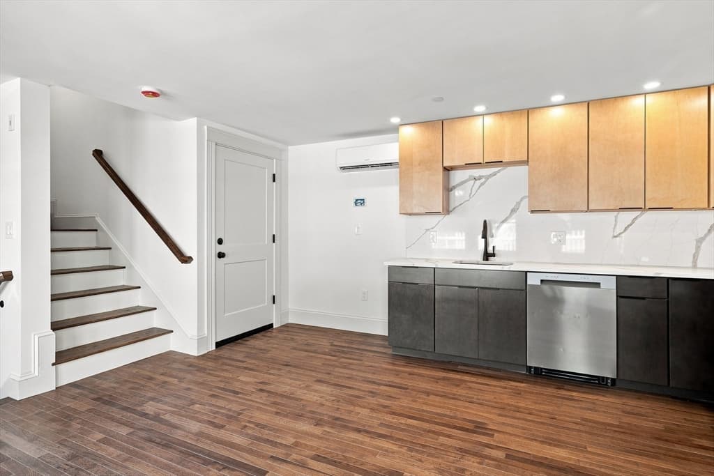 Condominium at 58 Granite Street # 1, Gloucester MA 01930, Gloucester, photo 10 of 36