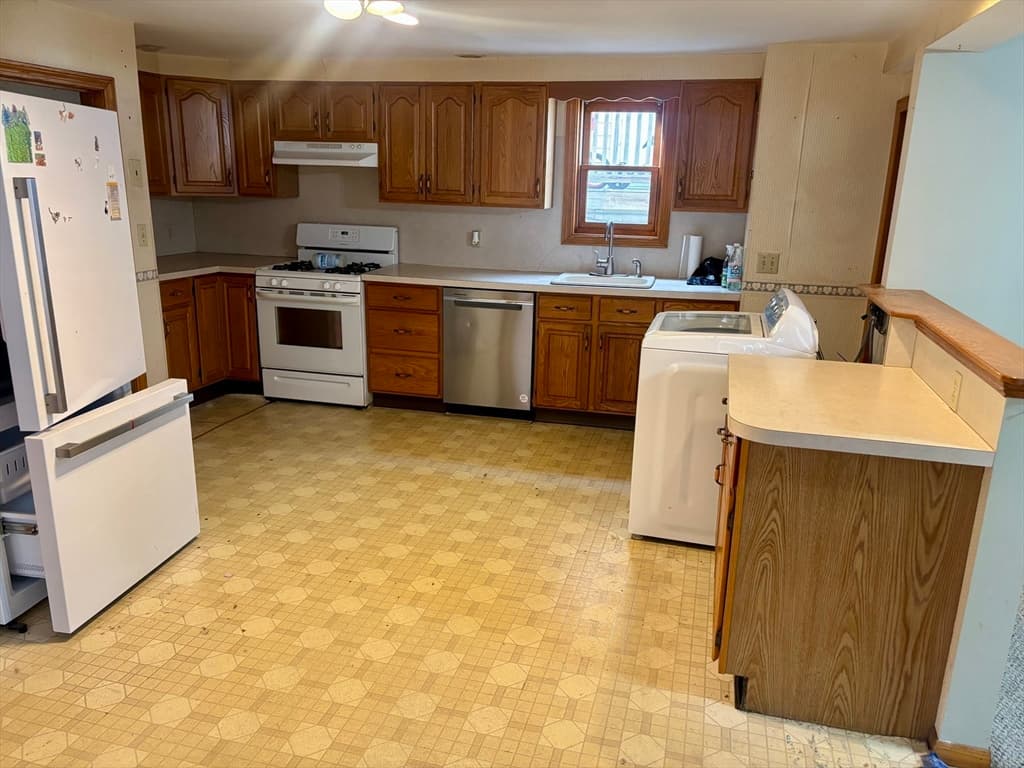 3 Family at 26 Elm Street, Spencer MA 01562, Spencer, photo 6 of 41