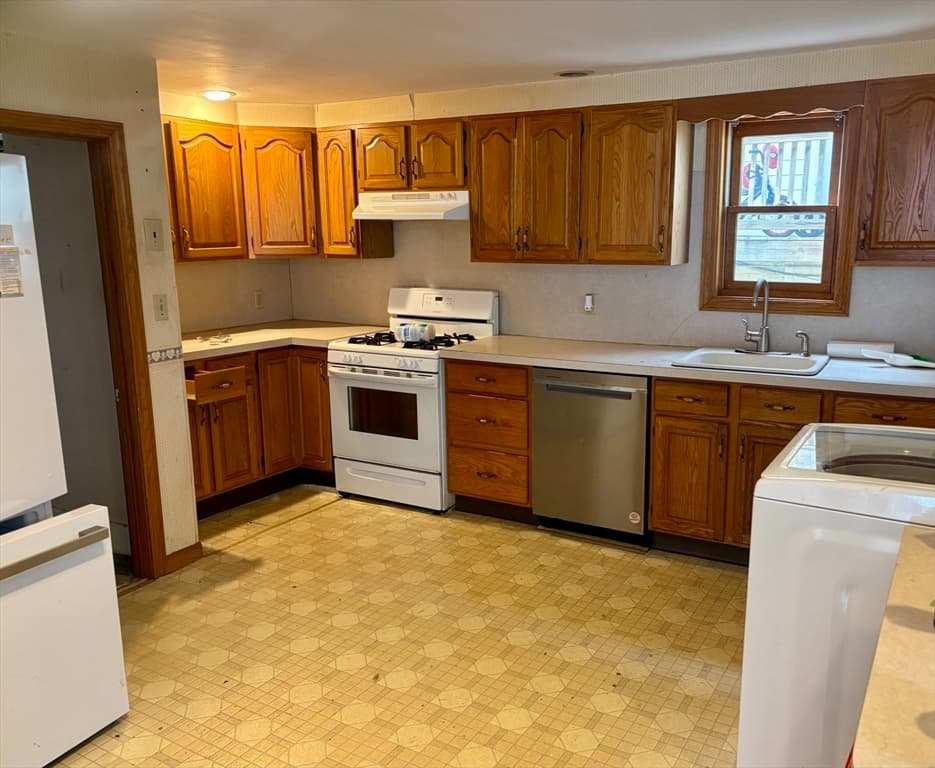 3 Family at 26 Elm Street, Spencer MA 01562, Spencer, photo 9 of 41