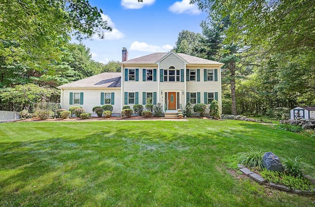 8 Vincent Rd, Mendon MA 01756