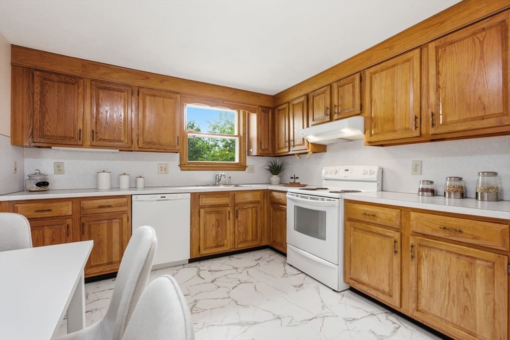 Single Family Residence at 55 Peach Orchard Rd, Burlington MA 01803, Burlington, photo 13 of 41