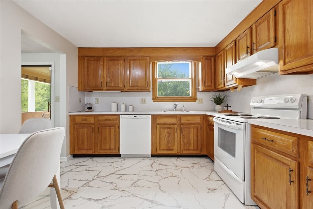 Single Family Residence at 55 Peach Orchard Rd, Burlington MA 01803, Burlington, photo 12 of 41