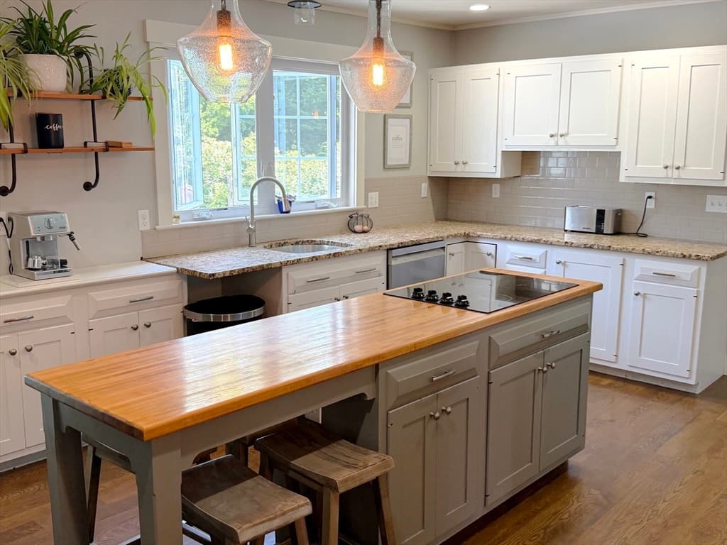 Single Family Residence at 100 Sutton Hill Rd, North Andover MA 01845, North Andover, photo 7 of 28