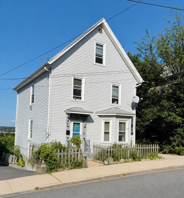35 Ridgeway St, Lynn MA 01902