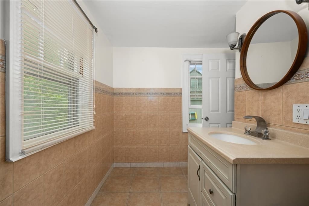Single Family Residence at 6 Oakwood Ave, Auburn MA 01501, Auburn, photo 22 of 42