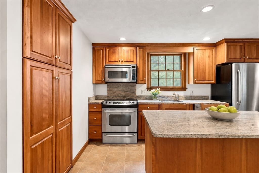Single Family Residence at 4 Heard Drive, Ipswich MA 01938, Ipswich, photo 4 of 34