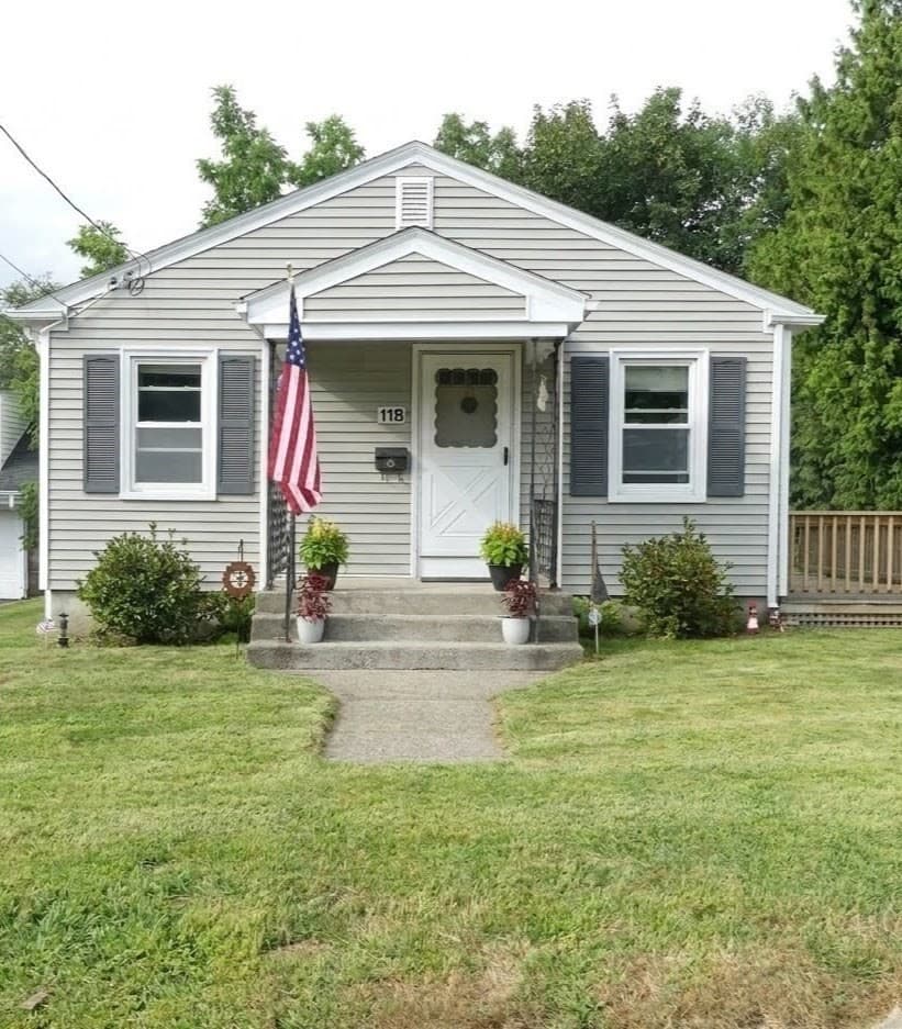 118 Randolph Ave, Tiverton RI 02878