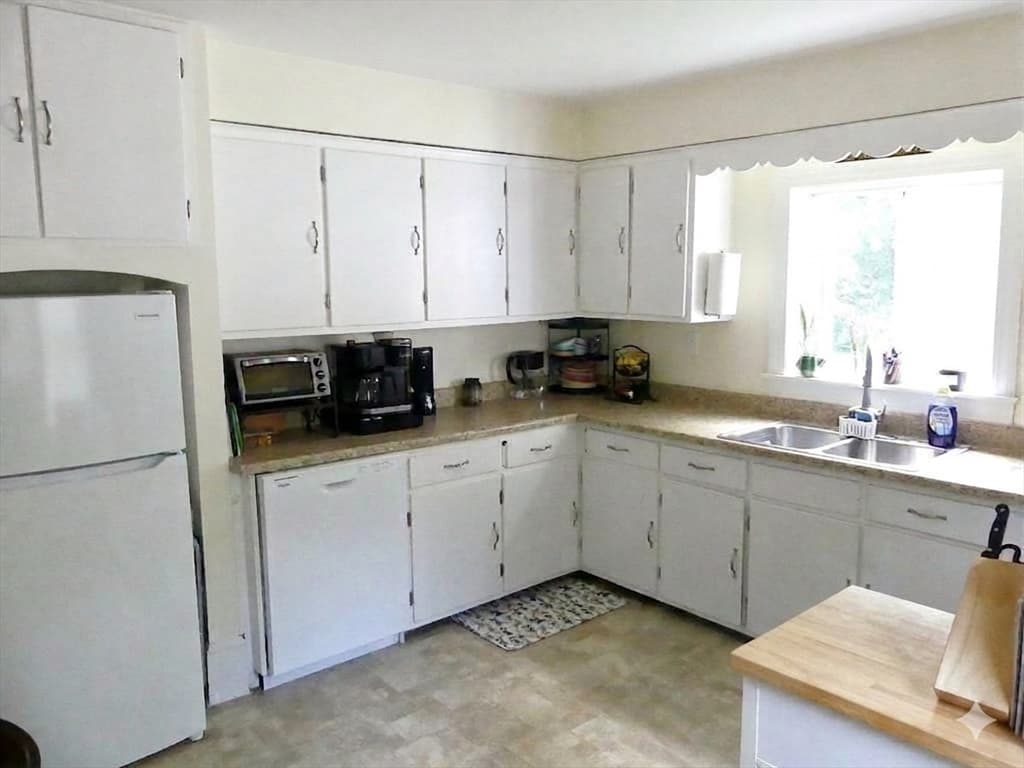 Single Family Residence at 118 Randolph Ave, Tiverton RI 02878, Tiverton, photo 5 of 30