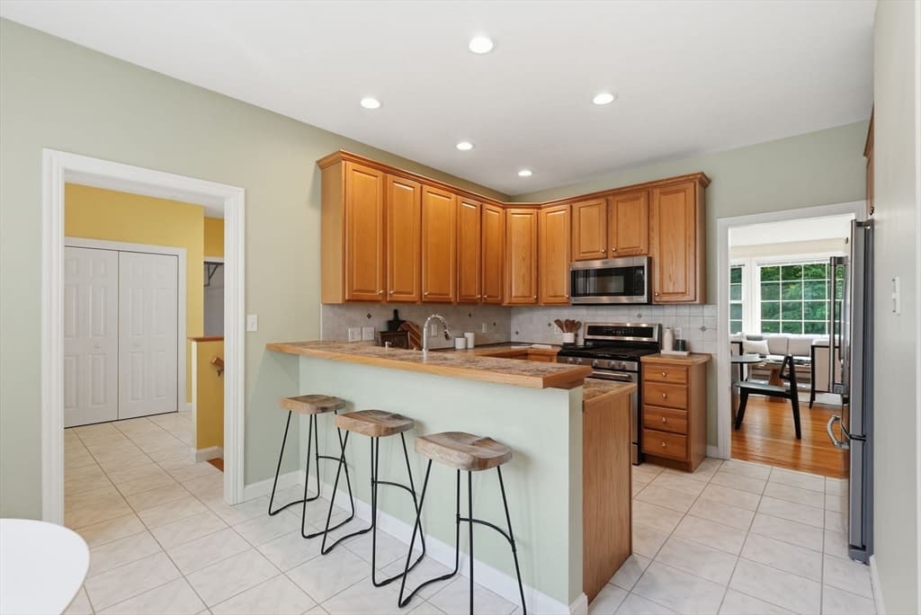 Condominium at 15 Braeburn Ln # 15, Ashland MA 01721, Ashland, photo 5 of 42