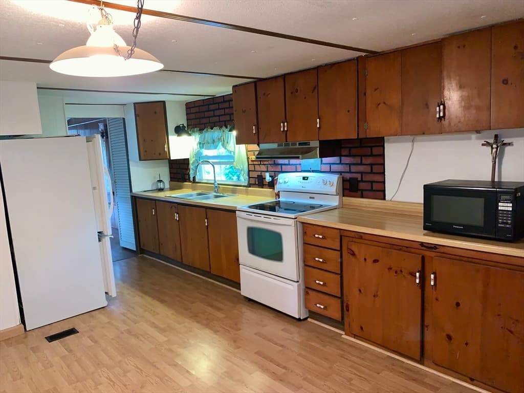 Mobile Home at 29 Conestoga, Brookfield MA 01502, Brookfield, photo 4 of 22