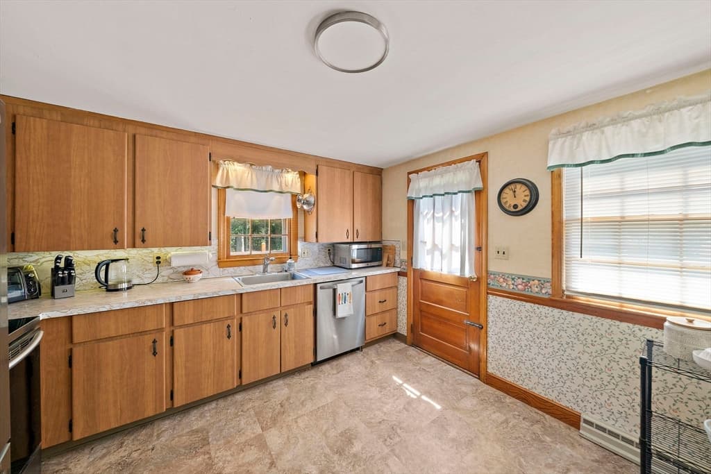 Single Family Residence at 36 Concord St, Brockton MA 02302, Brockton, photo 4 of 37