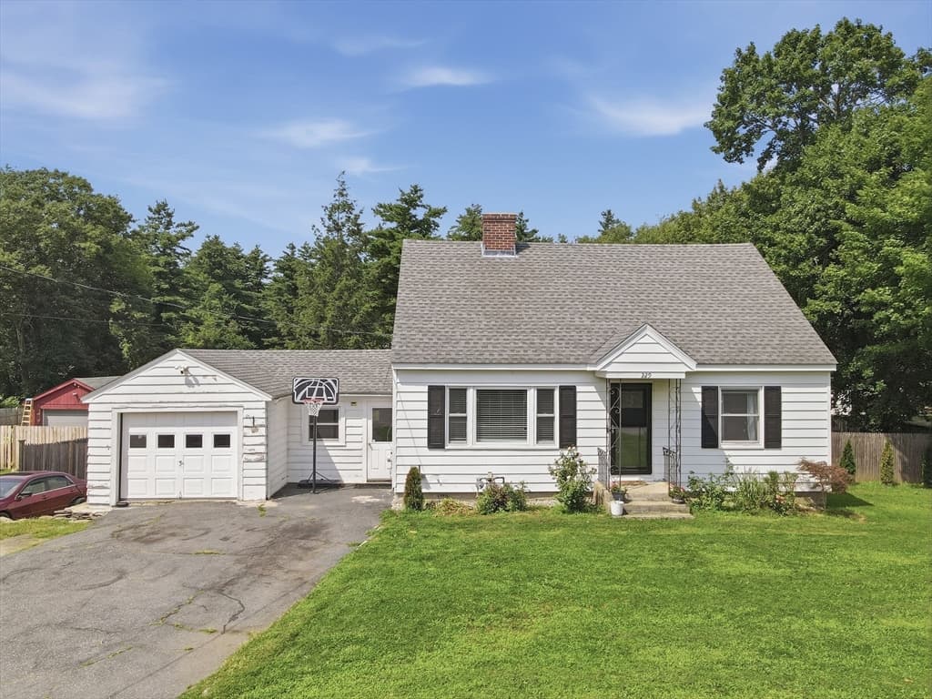 229 Whalom Rd, Lunenburg MA 01462