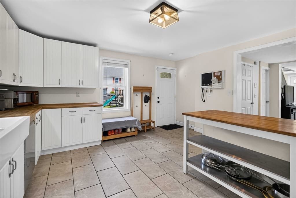 Single Family Residence at 6 Carter Pl, Woburn MA 01801, Woburn, photo 13 of 42