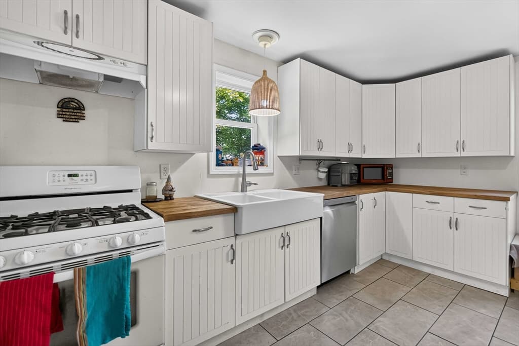 Single Family Residence at 6 Carter Pl, Woburn MA 01801, Woburn, photo 12 of 42