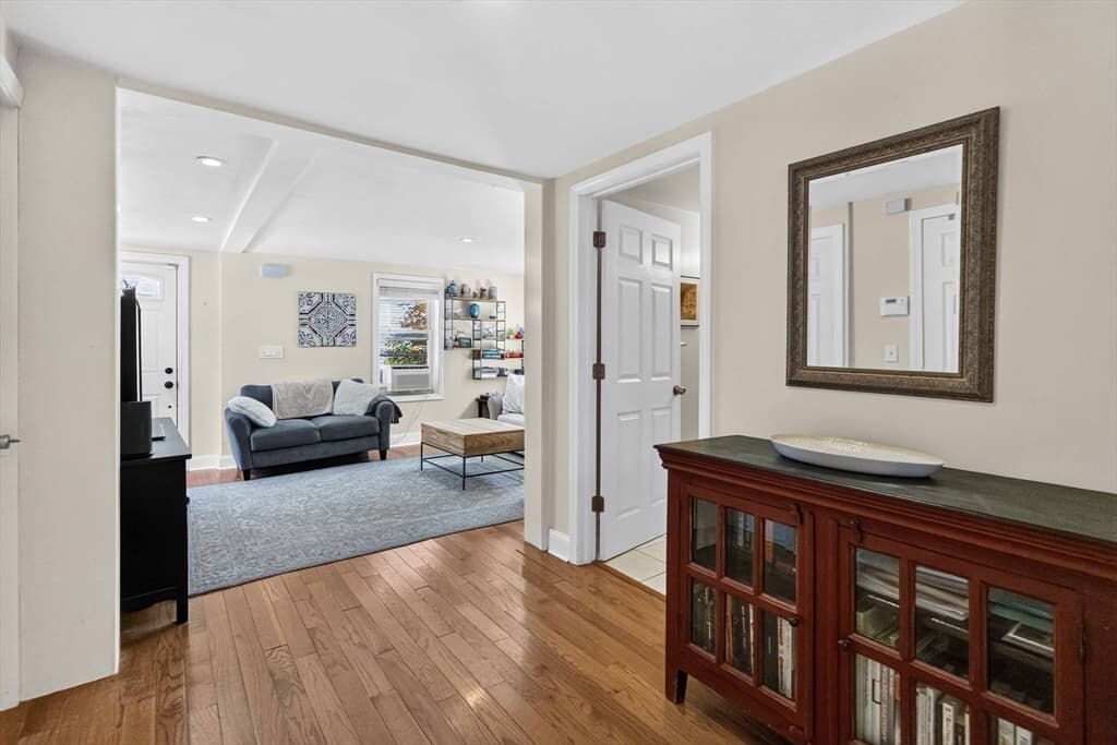 Single Family Residence at 6 Carter Pl, Woburn MA 01801, Woburn, photo 7 of 42