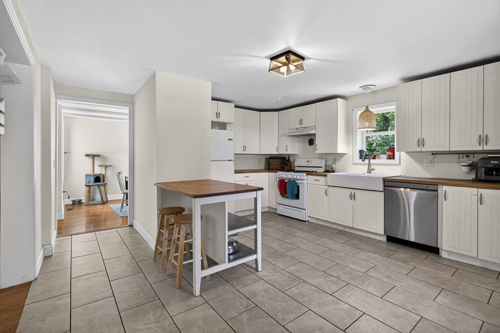 Single Family Residence at 6 Carter Pl, Woburn MA 01801, Woburn, photo 9 of 42