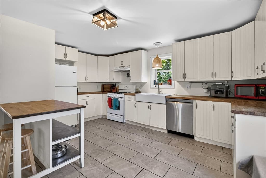 Single Family Residence at 6 Carter Pl, Woburn MA 01801, Woburn, photo 10 of 42