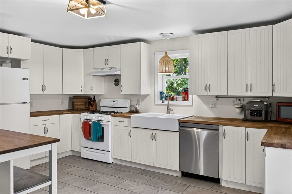 Single Family Residence at 6 Carter Pl, Woburn MA 01801, Woburn, photo 14 of 42