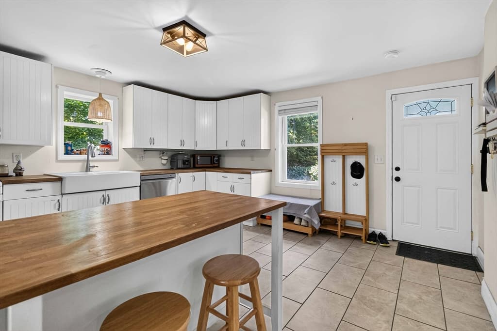 Single Family Residence at 6 Carter Pl, Woburn MA 01801, Woburn, photo 15 of 42