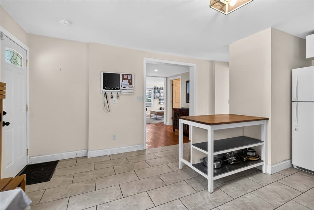 Single Family Residence at 6 Carter Pl, Woburn MA 01801, Woburn, photo 11 of 42