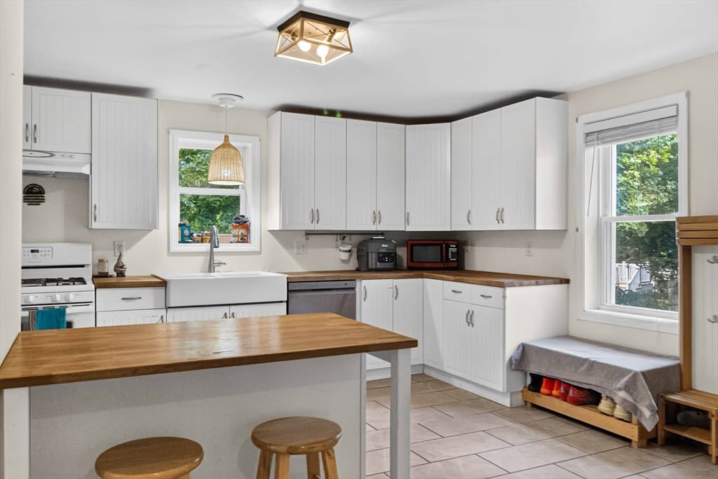 Single Family Residence at 6 Carter Pl, Woburn MA 01801, Woburn, photo 8 of 42