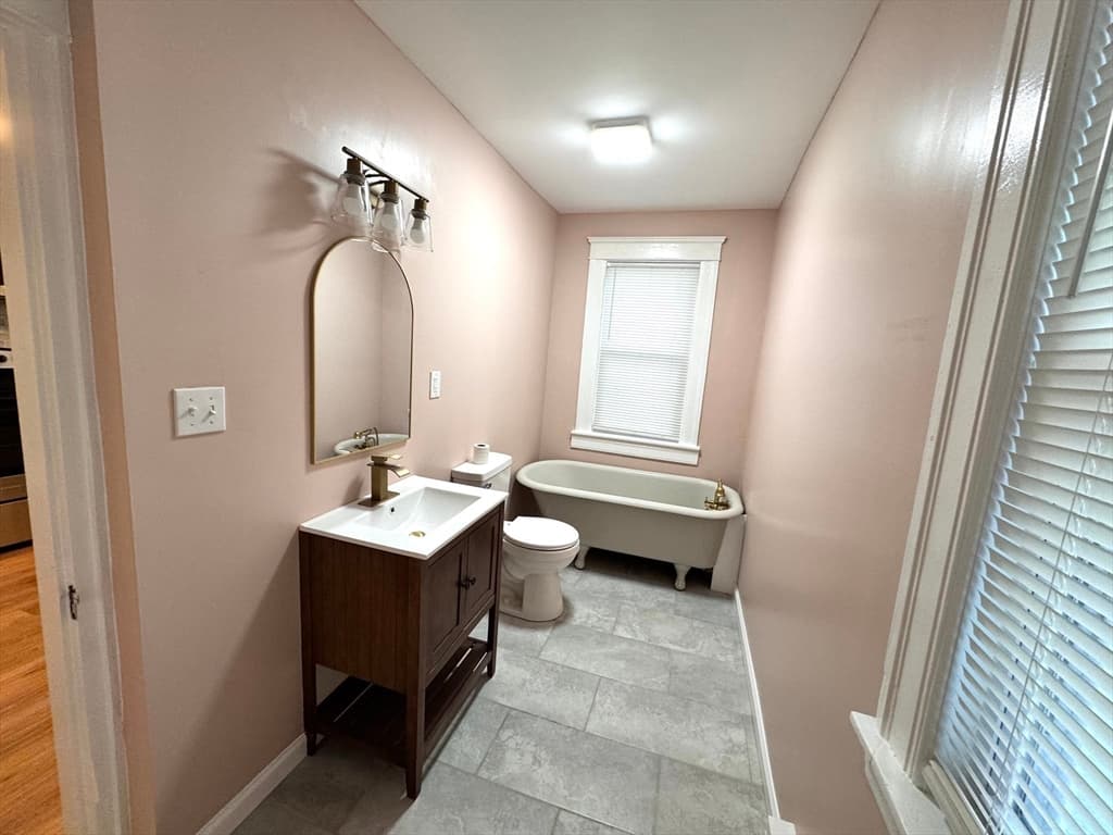 Single Family Residence at 9 Idalla Ave, Worcester MA 01606, Worcester, photo 5 of 15