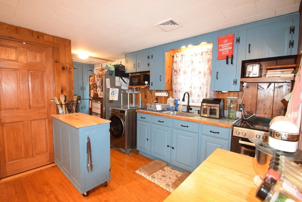Single Family Residence at 16 Circuit Rd E, Yarmouth MA 02601, Yarmouth, photo 5 of 15
