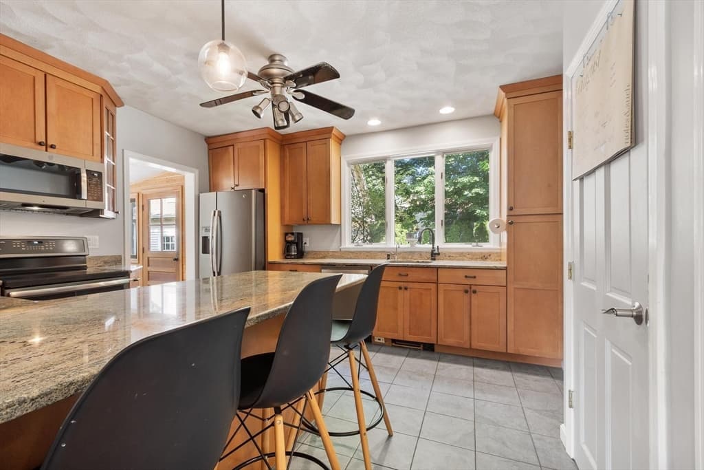 Single Family Residence at 804 Main Street, Lynnfield MA 01940, Lynnfield, photo 9 of 42