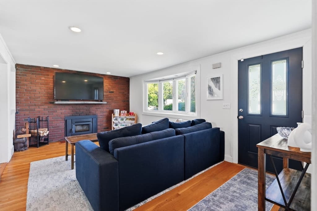 Single Family Residence at 16 Robert Ave, Woburn MA 01801, Woburn, photo 4 of 38