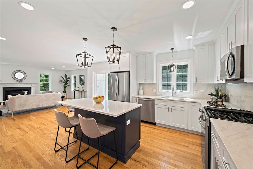 Single Family Residence at 4 Clarendon Circle, Holbrook MA 02343, Holbrook, photo 2 of 39
